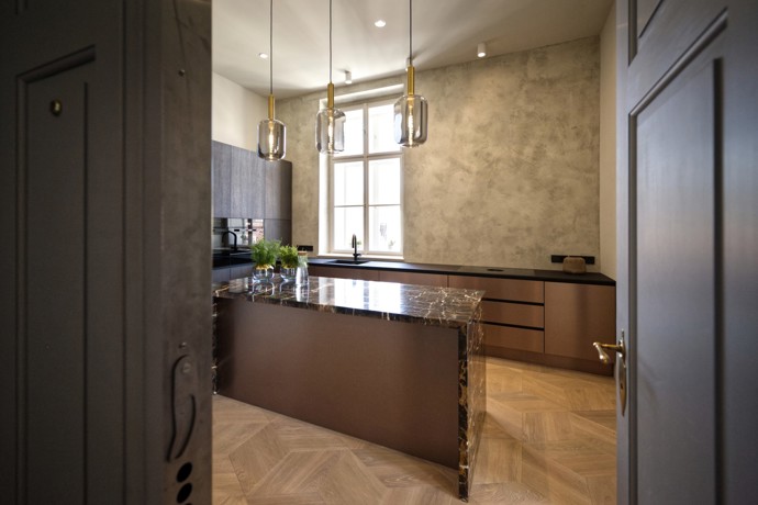 Z bývalé školy na staroměstském Obecním dvoře vznikl luxusní byt, kde se prolíná zámecká vznešenost s moderní elegancí. Rekonstrukce ctí historii, nabízí prostor pro nový příběh a spojuje noblesu a moderní standardy bydlení. Poznejte projekt architektů Eriky a Vladimíra Vašutových.
Z bývalé školy na staroměstském Obecním dvoře vznikl luxusní byt, kde se prolíná zámecká vznešenost s moderní elegancí. Rekonstrukce ctí historii, nabízí prostor pro nový příběh a spojuje noblesu a moderní standardy bydlení. Poznejte projekt architektů Eriky a Vladimíra Vašutových.