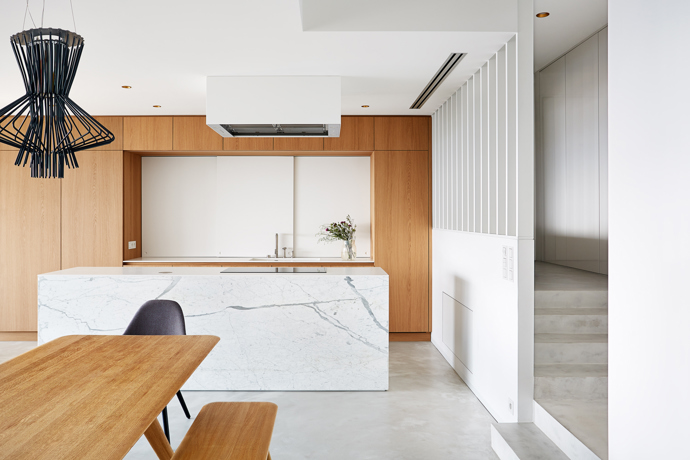 Po rekonstrukci pražského bytu s krásným výhledem, vznikl svěží prostor, který je čistý, tvarově jednoduchý a citlivě kombinuje moderní design s odkazem na historický charakter domu. 
