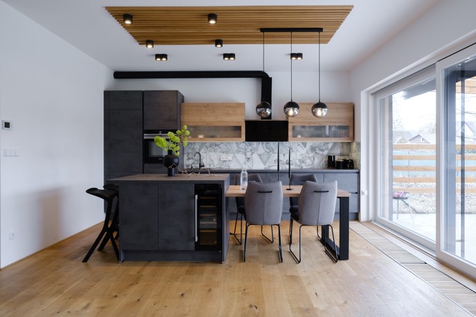 Co vznikne, když spojíte lásku k horám a cit pro design? Tento krkonošský dům kombinuje industriální styl, jemné tóny a originální motiv jelena, který vtipně prostupuje celým interiérem.
