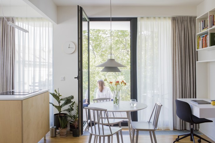 Z obyčejného bytu 1+kk vzniklo unikátní bydlení s chytrými úpravami, které posunuly hranice designu. Nahlédněte do interiéru s originálním „podpalubím“ a objevte nápady, jak efektivně využít prostor.
