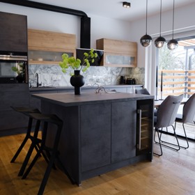 Co vznikne, když spojíte lásku k horám a cit pro design? Tento krkonošský dům kombinuje industriální styl, jemné tóny a originální motiv jelena, který vtipně prostupuje celým interiérem.
