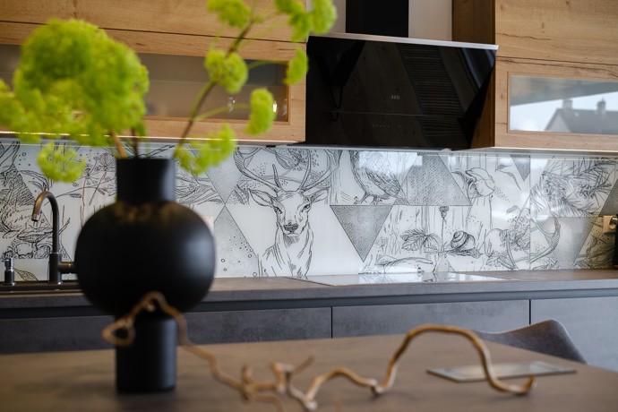 Co vznikne, když spojíte lásku k horám a cit pro design? Tento krkonošský dům kombinuje industriální styl, jemné tóny a originální motiv jelena, který vtipně prostupuje celým interiérem.
