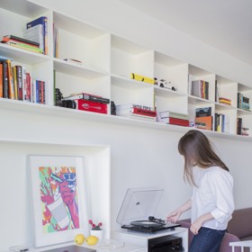 Z obyčejného bytu 1+kk vzniklo unikátní bydlení s chytrými úpravami, které posunuly hranice designu. Nahlédněte do interiéru s originálním „podpalubím“ a objevte nápady, jak efektivně využít prostor.
