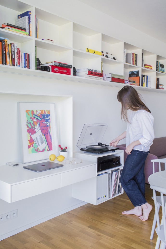 Z obyčejného bytu 1+kk vzniklo unikátní bydlení s chytrými úpravami, které posunuly hranice designu. Nahlédněte do interiéru s originálním „podpalubím“ a objevte nápady, jak efektivně využít prostor.
