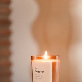 Přírodní vonná svíčka la Flemme, Versatile Paris, 840 Kč
