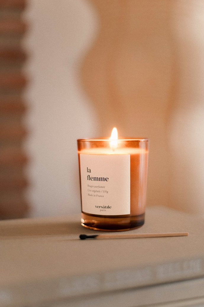 Přírodní vonná svíčka la Flemme, Versatile Paris, 840 Kč
