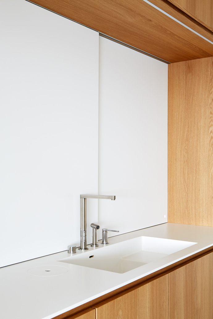 Po rekonstrukci pražského bytu s krásným výhledem, vznikl svěží prostor, který je čistý, tvarově jednoduchý a citlivě kombinuje moderní design s odkazem na historický charakter domu. 
