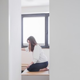 Z obyčejného bytu 1+kk vzniklo unikátní bydlení s chytrými úpravami, které posunuly hranice designu. Nahlédněte do interiéru s originálním „podpalubím“ a objevte nápady, jak efektivně využít prostor.
