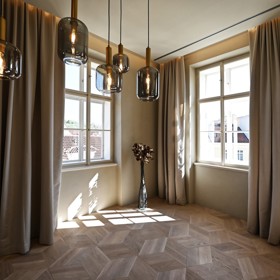 Z bývalé školy na staroměstském Obecním dvoře vznikl luxusní byt, kde se prolíná zámecká vznešenost s moderní elegancí. Rekonstrukce ctí historii, nabízí prostor pro nový příběh a spojuje noblesu a moderní standardy bydlení. Poznejte projekt architektů Eriky a Vladimíra Vašutových.
