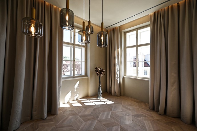 Z bývalé školy na staroměstském Obecním dvoře vznikl luxusní byt, kde se prolíná zámecká vznešenost s moderní elegancí. Rekonstrukce ctí historii, nabízí prostor pro nový příběh a spojuje noblesu a moderní standardy bydlení. Poznejte projekt architektů Eriky a Vladimíra Vašutových.
Z bývalé školy na staroměstském Obecním dvoře vznikl luxusní byt, kde se prolíná zámecká vznešenost s moderní elegancí. Rekonstrukce ctí historii, nabízí prostor pro nový příběh a spojuje noblesu a moderní standardy bydlení. Poznejte projekt architektů Eriky a Vladimíra Vašutových.