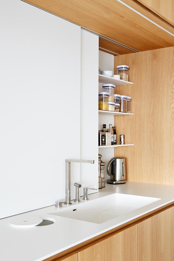 Po rekonstrukci pražského bytu s krásným výhledem, vznikl svěží prostor, který je čistý, tvarově jednoduchý a citlivě kombinuje moderní design s odkazem na historický charakter domu. 
