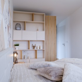 Co vznikne, když spojíte lásku k horám a cit pro design? Tento krkonošský dům kombinuje industriální styl, jemné tóny a originální motiv jelena, který vtipně prostupuje celým interiérem.
