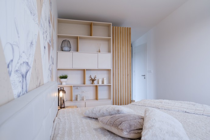 Co vznikne, když spojíte lásku k horám a cit pro design? Tento krkonošský dům kombinuje industriální styl, jemné tóny a originální motiv jelena, který vtipně prostupuje celým interiérem.
