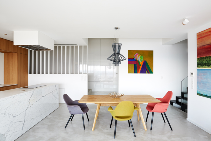 Po rekonstrukci pražského bytu s krásným výhledem, vznikl svěží prostor, který je čistý, tvarově jednoduchý a citlivě kombinuje moderní design s odkazem na historický charakter domu. 
