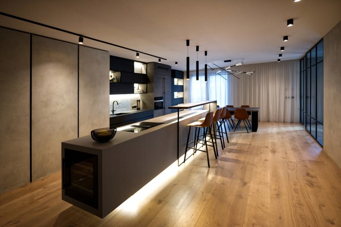 Karlínský mezonet s názvem „Just Send It“ je ztělesněním moderní elegance. Srdcem bytu je podsvícený bar s levitujícím ostrůvkem, zatímco dřevěné a betonové prvky dodávají prostoru přirozenou útulnost. Designové schodiště spojuje obytný prostor s ložnicí a pracovnou v patře a skýtá praktické úložné prostory.
Karlínský mezonet s názvem „Just Send It“ je ztělesněním moderní elegance. Srdcem bytu je podsvícený bar s levitujícím ostrůvkem, zatímco dřevěné a betonové prvky dodávají prostoru přirozenou útulnost. Designové schodiště spojuje obytný prostor s ložnicí a pracovnou v patře a skýtá praktické úložné prostory.