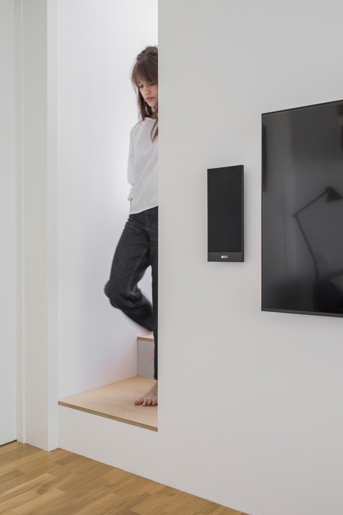 Z obyčejného bytu 1+kk vzniklo unikátní bydlení s chytrými úpravami, které posunuly hranice designu. Nahlédněte do interiéru s originálním „podpalubím“ a objevte nápady, jak efektivně využít prostor.
