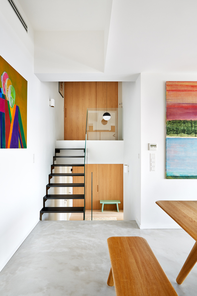Po rekonstrukci pražského bytu s krásným výhledem, vznikl svěží prostor, který je čistý, tvarově jednoduchý a citlivě kombinuje moderní design s odkazem na historický charakter domu. 
