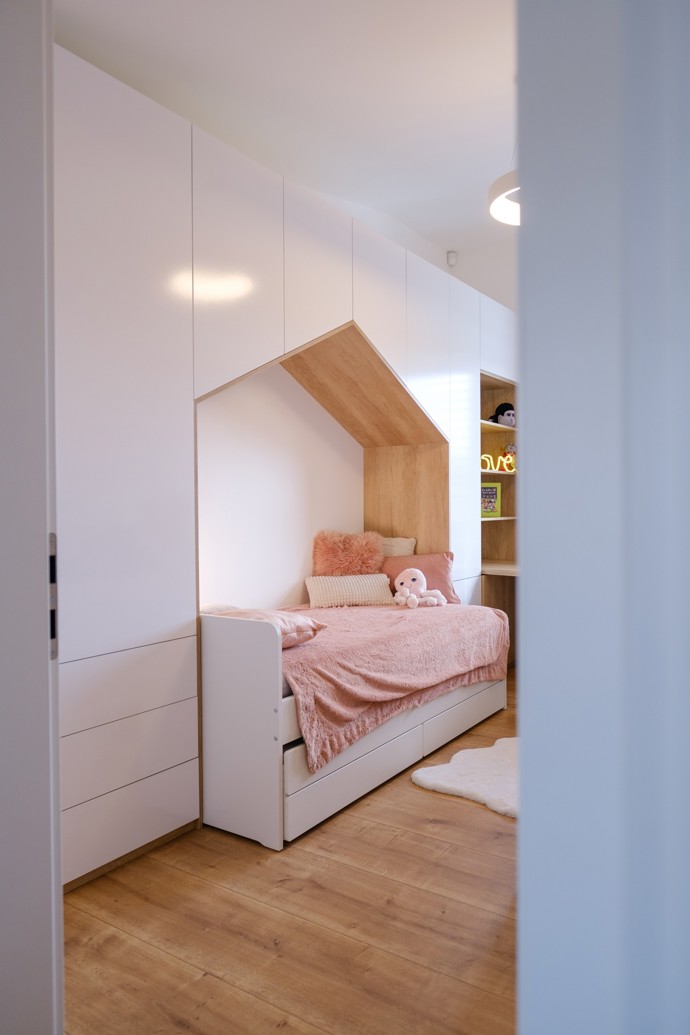 Co vznikne, když spojíte lásku k horám a cit pro design? Tento krkonošský dům kombinuje industriální styl, jemné tóny a originální motiv jelena, který vtipně prostupuje celým interiérem.
