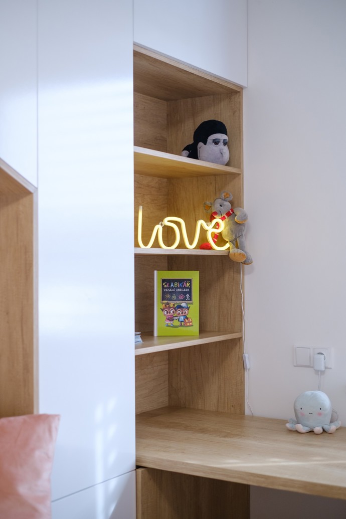 Co vznikne, když spojíte lásku k horám a cit pro design? Tento krkonošský dům kombinuje industriální styl, jemné tóny a originální motiv jelena, který vtipně prostupuje celým interiérem.
