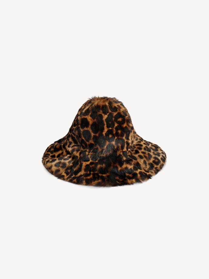 Klobouk Lailo lamb leather hat, By Malene Birger, 470 eur
Klobouk Lailo lamb leather hat, By Malene Birger, 470 eur