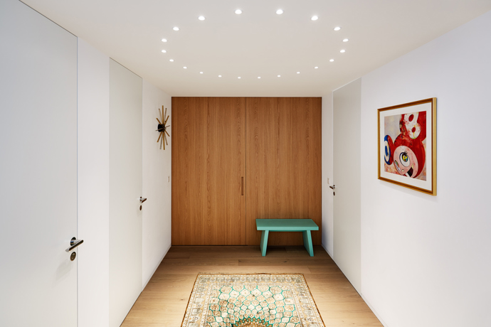 Po rekonstrukci pražského bytu s krásným výhledem, vznikl svěží prostor, který je čistý, tvarově jednoduchý a citlivě kombinuje moderní design s odkazem na historický charakter domu. 
