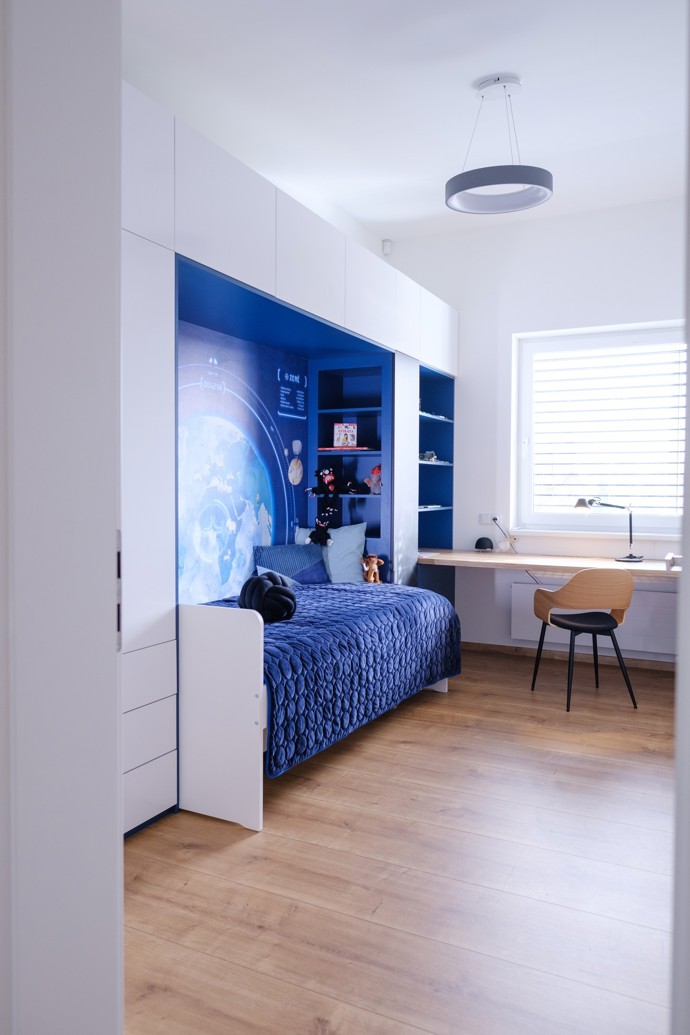 Co vznikne, když spojíte lásku k horám a cit pro design? Tento krkonošský dům kombinuje industriální styl, jemné tóny a originální motiv jelena, který vtipně prostupuje celým interiérem.
