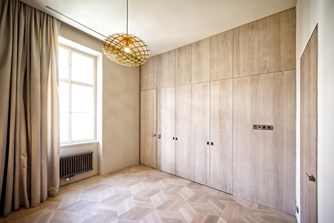 Z bývalé školy na staroměstském Obecním dvoře vznikl luxusní byt, kde se prolíná zámecká vznešenost s moderní elegancí. Rekonstrukce ctí historii, nabízí prostor pro nový příběh a spojuje noblesu a moderní standardy bydlení. Poznejte projekt architektů Eriky a Vladimíra Vašutových.
Z bývalé školy na staroměstském Obecním dvoře vznikl luxusní byt, kde se prolíná zámecká vznešenost s moderní elegancí. Rekonstrukce ctí historii, nabízí prostor pro nový příběh a spojuje noblesu a moderní standardy bydlení. Poznejte projekt architektů Eriky a Vladimíra Vašutových.