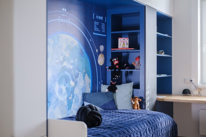 Co vznikne, když spojíte lásku k horám a cit pro design? Tento krkonošský dům kombinuje industriální styl, jemné tóny a originální motiv jelena, který vtipně prostupuje celým interiérem.
