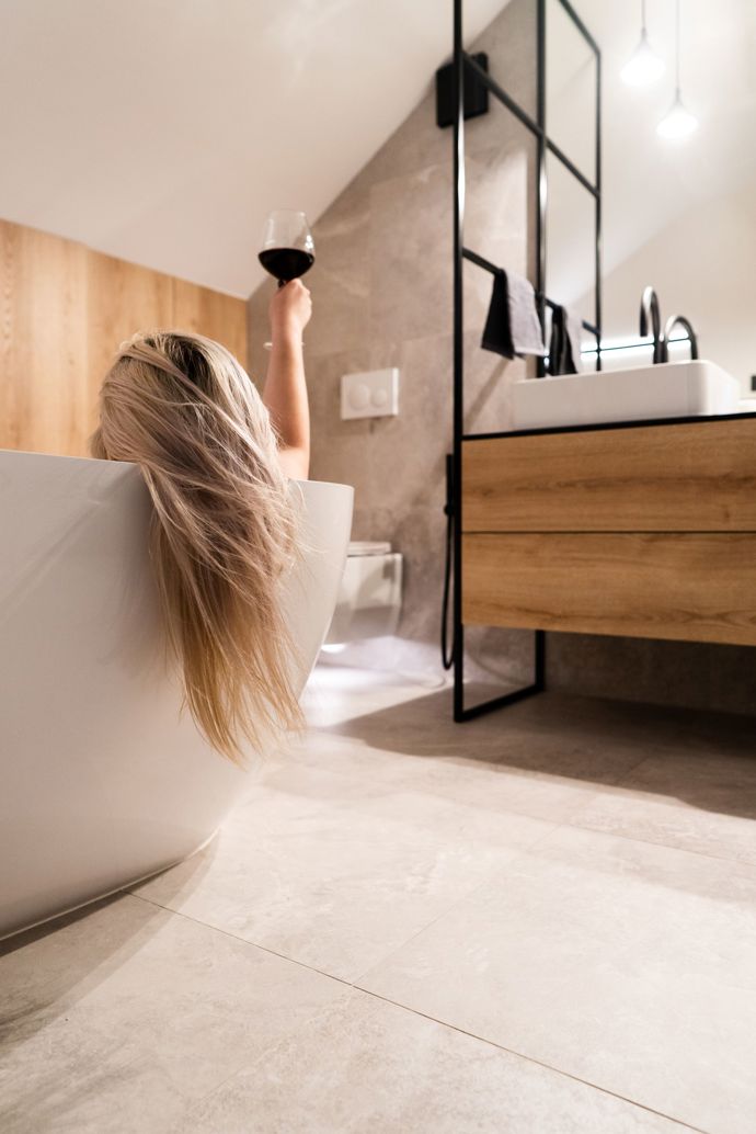 Chytrá domácnost, vinotéka pro 420 lahví a dokonalý design. Rekonstrukce podkrovního bytu přináší nový pohled na bydlení, které propojuje estetiku s nejmodernějšími technologiemi.
