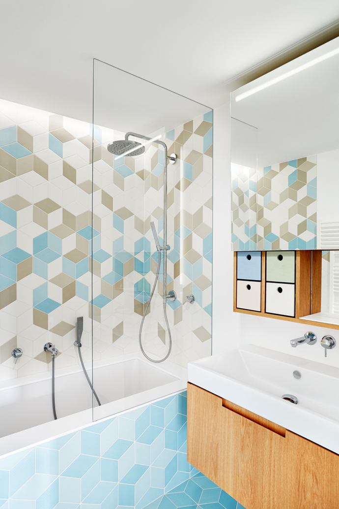 Po rekonstrukci pražského bytu s krásným výhledem, vznikl svěží prostor, který je čistý, tvarově jednoduchý a citlivě kombinuje moderní design s odkazem na historický charakter domu. 
