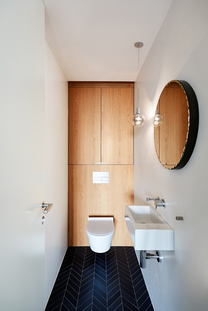 Po rekonstrukci pražského bytu s krásným výhledem, vznikl svěží prostor, který je čistý, tvarově jednoduchý a citlivě kombinuje moderní design s odkazem na historický charakter domu. 

