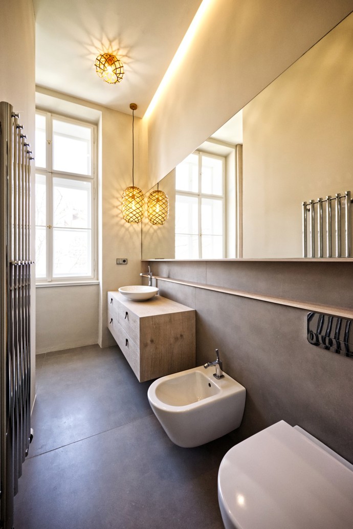 Z bývalé školy na staroměstském Obecním dvoře vznikl luxusní byt, kde se prolíná zámecká vznešenost s moderní elegancí. Rekonstrukce ctí historii, nabízí prostor pro nový příběh a spojuje noblesu a moderní standardy bydlení. Poznejte projekt architektů Eriky a Vladimíra Vašutových.
Z bývalé školy na staroměstském Obecním dvoře vznikl luxusní byt, kde se prolíná zámecká vznešenost s moderní elegancí. Rekonstrukce ctí historii, nabízí prostor pro nový příběh a spojuje noblesu a moderní standardy bydlení. Poznejte projekt architektů Eriky a Vladimíra Vašutových.