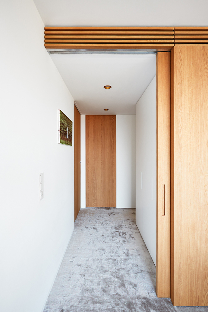 Po rekonstrukci pražského bytu s krásným výhledem, vznikl svěží prostor, který je čistý, tvarově jednoduchý a citlivě kombinuje moderní design s odkazem na historický charakter domu. 
