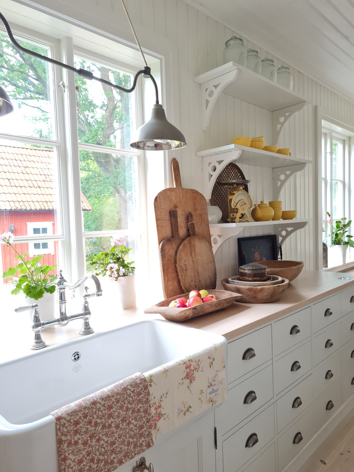 Když Jennie a Johan našli starý dům v Blekinge, okamžitě věděli, že objevili jedinečné místo. S láskou se pustili do renovací, které zachovávají jeho historický charakter. Dnes je jejich domov nejen útulným místem k bydlení, ale také důkazem, že starý nábytek, vlastní nápady a respekt k původním detailům dokážou vytvořit tu pravou domácí atmosféru.
Když Jennie a Johan našli starý dům v Blekinge, okamžitě věděli, že objevili jedinečné místo. S láskou se pustili do renovací, které zachovávají jeho historický charakter. Dnes je jejich domov nejen útulným místem k bydlení, ale také důkazem, že starý nábytek, vlastní nápady a respekt k původním detailům dokážou vytvořit tu pravou domácí atmosféru.