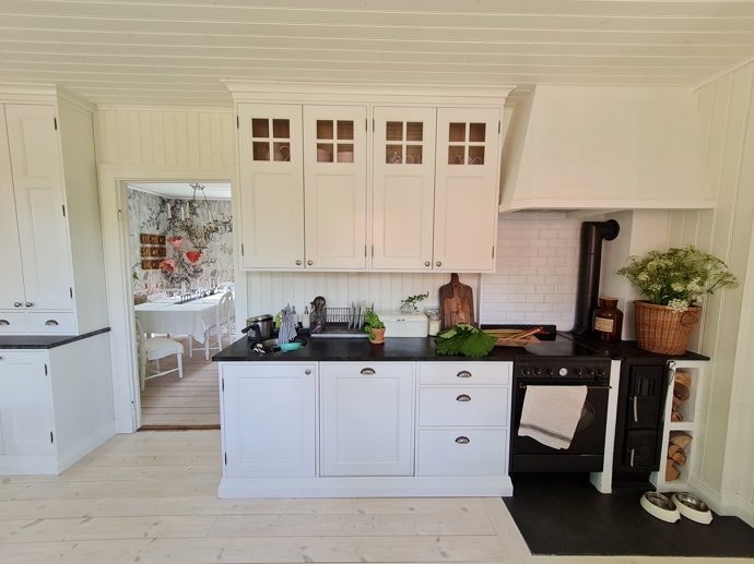 Když Jennie a Johan našli starý dům v Blekinge, okamžitě věděli, že objevili jedinečné místo. S láskou se pustili do renovací, které zachovávají jeho historický charakter. Dnes je jejich domov nejen útulným místem k bydlení, ale také důkazem, že starý nábytek, vlastní nápady a respekt k původním detailům dokážou vytvořit tu pravou domácí atmosféru.
Když Jennie a Johan našli starý dům v Blekinge, okamžitě věděli, že objevili jedinečné místo. S láskou se pustili do renovací, které zachovávají jeho historický charakter. Dnes je jejich domov nejen útulným místem k bydlení, ale také důkazem, že starý nábytek, vlastní nápady a respekt k původním detailům dokážou vytvořit tu pravou domácí atmosféru.