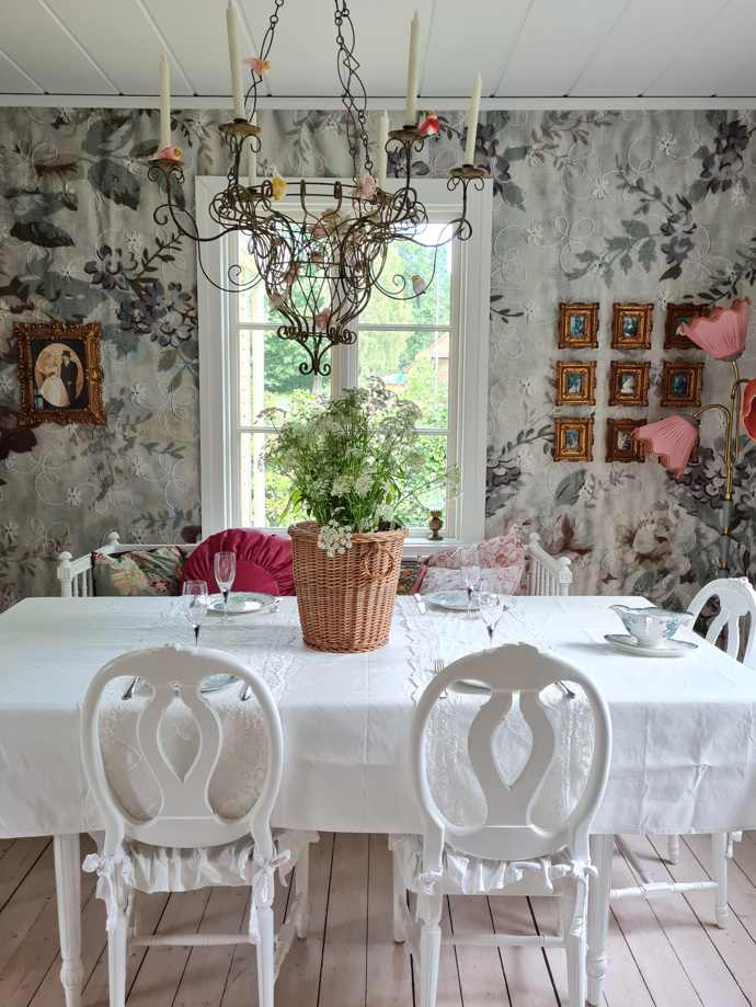 Když Jennie a Johan našli starý dům v Blekinge, okamžitě věděli, že objevili jedinečné místo. S láskou se pustili do renovací, které zachovávají jeho historický charakter. Dnes je jejich domov nejen útulným místem k bydlení, ale také důkazem, že starý nábytek, vlastní nápady a respekt k původním detailům dokážou vytvořit tu pravou domácí atmosféru.
Když Jennie a Johan našli starý dům v Blekinge, okamžitě věděli, že objevili jedinečné místo. S láskou se pustili do renovací, které zachovávají jeho historický charakter. Dnes je jejich domov nejen útulným místem k bydlení, ale také důkazem, že starý nábytek, vlastní nápady a respekt k původním detailům dokážou vytvořit tu pravou domácí atmosféru.
