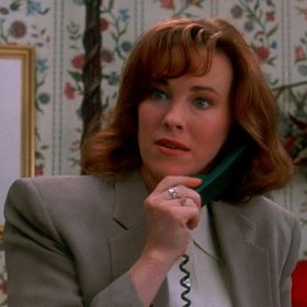 Catherine O'Hara ve filmu Sám doma (1990)
