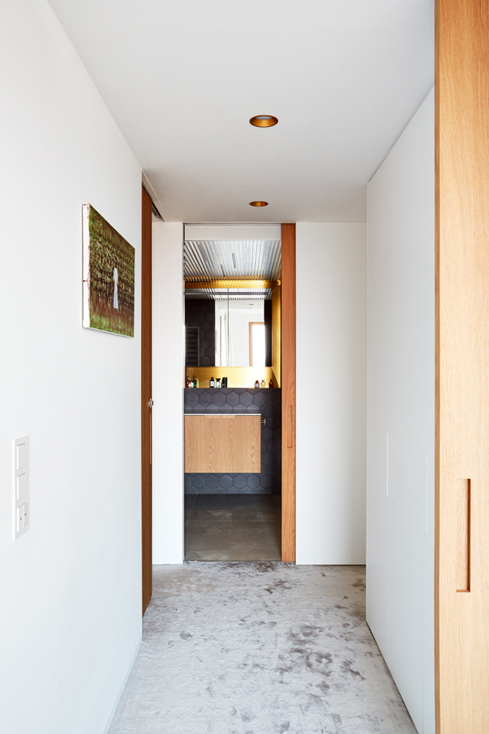 Po rekonstrukci pražského bytu s krásným výhledem, vznikl svěží prostor, který je čistý, tvarově jednoduchý a citlivě kombinuje moderní design s odkazem na historický charakter domu. 

