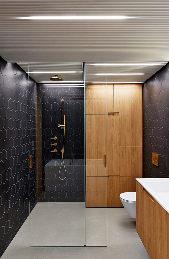 Po rekonstrukci pražského bytu s krásným výhledem, vznikl svěží prostor, který je čistý, tvarově jednoduchý a citlivě kombinuje moderní design s odkazem na historický charakter domu. 
