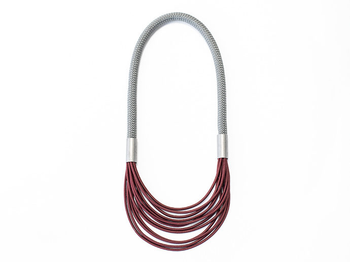 Náhrdelník Ropes bordo, Pája Papaya, 990 Kč
