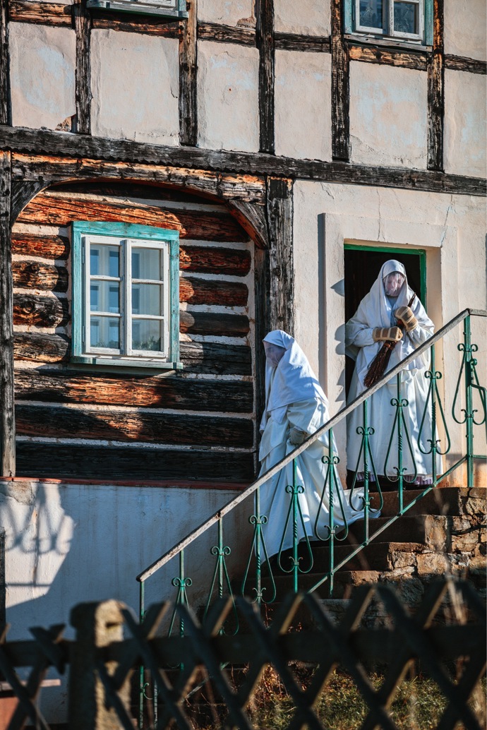 Do kostýmu Lucek se oblékaly tu vdané ženy, jinde dvanácti až čtrnáctileté dívky. V jižních Čechách dokonce postavu ztvárňovali i muži.
