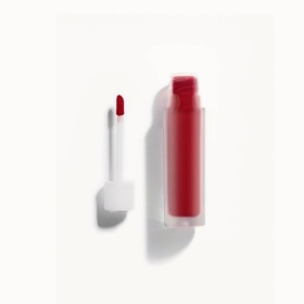Tekutá rtěnka Matte Naturally Liquid Lipstick odstín KW Red, Kjaer Weis, 650 Kč
