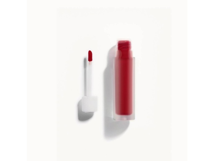 Tekutá rtěnka Matte Naturally Liquid Lipstick odstín KW Red, Kjaer Weis, 650 Kč

