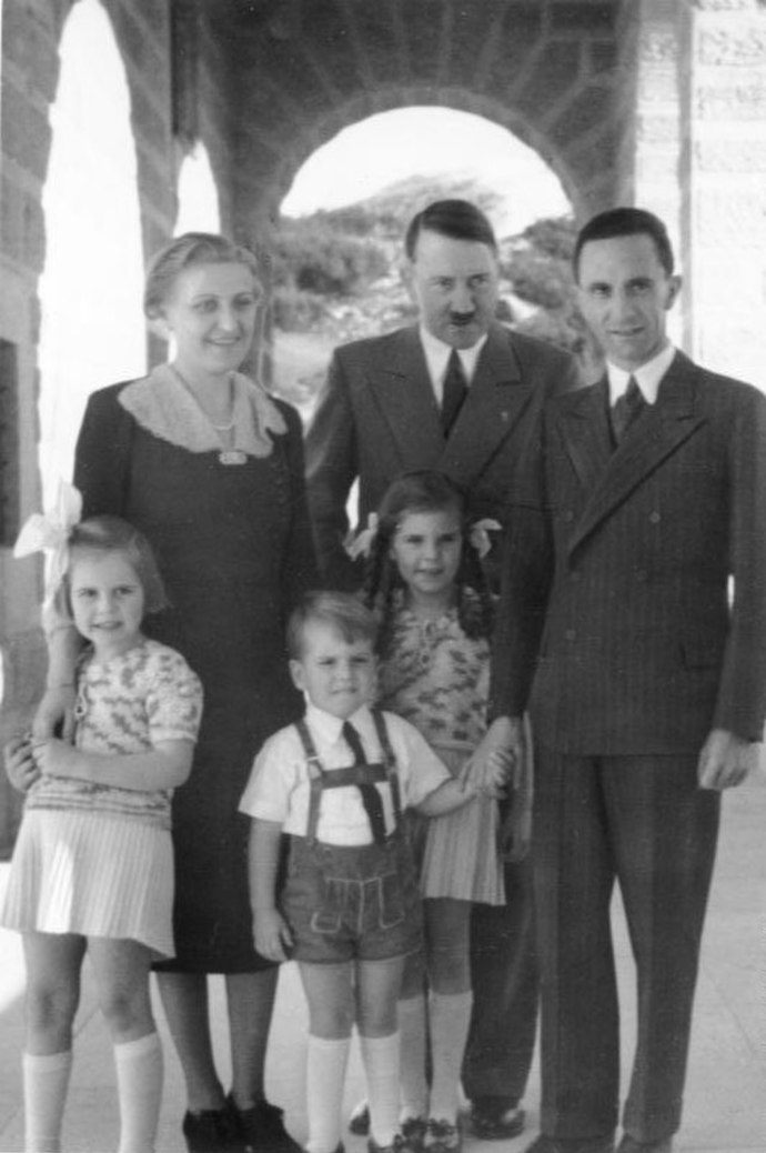 Joseph Goebbels s rodinou a Adolfem Hitlerem
Joseph Goebbels s rodinou a Adolfem Hitlerem