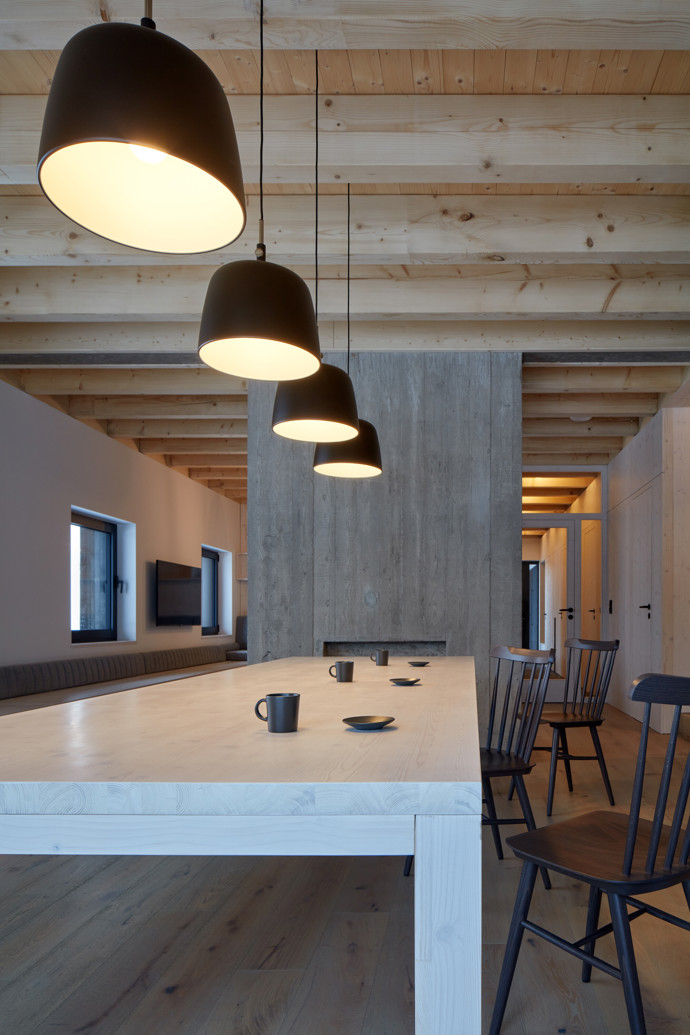 Milada je novostavba chalupy na louce v horském prostředí kolem obce Malá Úpa v Krkonoších s výhledem na Sněžku. Minimalistický design, útulné interiéry a fasáda z černě natřených prken – tahle chalupa má vše, co potřebujete k dokonalé relaxaci. Navíc její umístění na stráni s výhledem do krajiny vás okamžitě přesvědčí, že jste našli jedinečné místo.
Milada je novostavba chalupy na louce v horském prostředí kolem obce Malá Úpa v Krkonoších s výhledem na Sněžku. Minimalistický design, útulné interiéry a fasáda z černě natřených prken – tahle chalupa má vše, co potřebujete k dokonalé relaxaci. Navíc její umístění na stráni s výhledem do krajiny vás okamžitě přesvědčí, že jste našli jedinečné místo.
