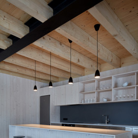 Milada je novostavba chalupy na louce v horském prostředí kolem obce Malá Úpa v Krkonoších s výhledem na Sněžku. Minimalistický design, útulné interiéry a fasáda z černě natřených prken – tahle chalupa má vše, co potřebujete k dokonalé relaxaci. Navíc její umístění na stráni s výhledem do krajiny vás okamžitě přesvědčí, že jste našli jedinečné místo.
Milada je novostavba chalupy na louce v horském prostředí kolem obce Malá Úpa v Krkonoších s výhledem na Sněžku. Minimalistický design, útulné interiéry a fasáda z černě natřených prken – tahle chalupa má vše, co potřebujete k dokonalé relaxaci. Navíc její umístění na stráni s výhledem do krajiny vás okamžitě přesvědčí, že jste našli jedinečné místo.