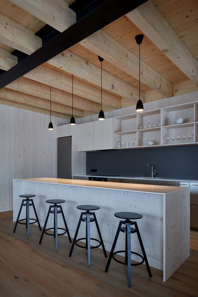 Milada je novostavba chalupy na louce v horském prostředí kolem obce Malá Úpa v Krkonoších s výhledem na Sněžku. Minimalistický design, útulné interiéry a fasáda z černě natřených prken – tahle chalupa má vše, co potřebujete k dokonalé relaxaci. Navíc její umístění na stráni s výhledem do krajiny vás okamžitě přesvědčí, že jste našli jedinečné místo.
Milada je novostavba chalupy na louce v horském prostředí kolem obce Malá Úpa v Krkonoších s výhledem na Sněžku. Minimalistický design, útulné interiéry a fasáda z černě natřených prken – tahle chalupa má vše, co potřebujete k dokonalé relaxaci. Navíc její umístění na stráni s výhledem do krajiny vás okamžitě přesvědčí, že jste našli jedinečné místo.