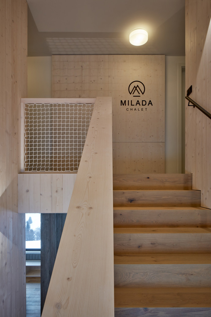 Milada je novostavba chalupy na louce v horském prostředí kolem obce Malá Úpa v Krkonoších s výhledem na Sněžku. Minimalistický design, útulné interiéry a fasáda z černě natřených prken – tahle chalupa má vše, co potřebujete k dokonalé relaxaci. Navíc její umístění na stráni s výhledem do krajiny vás okamžitě přesvědčí, že jste našli jedinečné místo.
Milada je novostavba chalupy na louce v horském prostředí kolem obce Malá Úpa v Krkonoších s výhledem na Sněžku. Minimalistický design, útulné interiéry a fasáda z černě natřených prken – tahle chalupa má vše, co potřebujete k dokonalé relaxaci. Navíc její umístění na stráni s výhledem do krajiny vás okamžitě přesvědčí, že jste našli jedinečné místo.