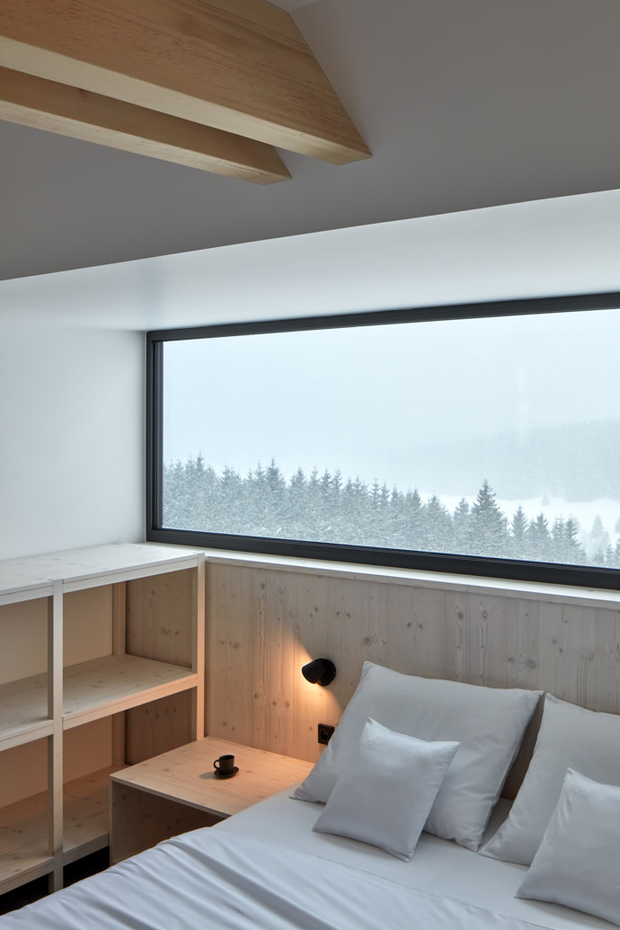 Milada je novostavba chalupy na louce v horském prostředí kolem obce Malá Úpa v Krkonoších s výhledem na Sněžku. Minimalistický design, útulné interiéry a fasáda z černě natřených prken – tahle chalupa má vše, co potřebujete k dokonalé relaxaci. Navíc její umístění na stráni s výhledem do krajiny vás okamžitě přesvědčí, že jste našli jedinečné místo.
Milada je novostavba chalupy na louce v horském prostředí kolem obce Malá Úpa v Krkonoších s výhledem na Sněžku. Minimalistický design, útulné interiéry a fasáda z černě natřených prken – tahle chalupa má vše, co potřebujete k dokonalé relaxaci. Navíc její umístění na stráni s výhledem do krajiny vás okamžitě přesvědčí, že jste našli jedinečné místo.