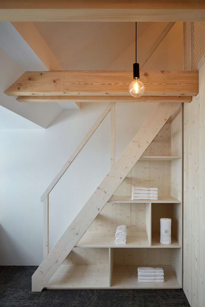 Milada je novostavba chalupy na louce v horském prostředí kolem obce Malá Úpa v Krkonoších s výhledem na Sněžku. Minimalistický design, útulné interiéry a fasáda z černě natřených prken – tahle chalupa má vše, co potřebujete k dokonalé relaxaci. Navíc její umístění na stráni s výhledem do krajiny vás okamžitě přesvědčí, že jste našli jedinečné místo.
Milada je novostavba chalupy na louce v horském prostředí kolem obce Malá Úpa v Krkonoších s výhledem na Sněžku. Minimalistický design, útulné interiéry a fasáda z černě natřených prken – tahle chalupa má vše, co potřebujete k dokonalé relaxaci. Navíc její umístění na stráni s výhledem do krajiny vás okamžitě přesvědčí, že jste našli jedinečné místo.